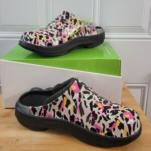 RARE!! OOFOS Tiger Lilly Mules & Clogs